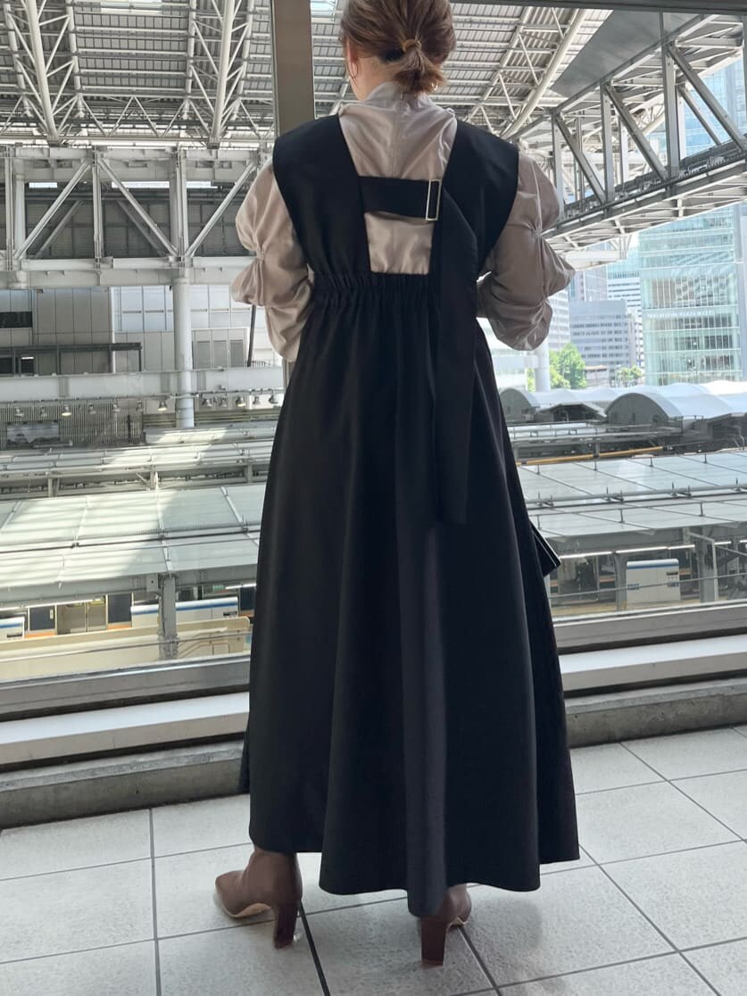 ホワイト系のショルダーバッグ、ベージュ系のシャツ/ブラウス、ブラウン系のブーツを着用したレディースの夏コーディネートの3枚目の写真