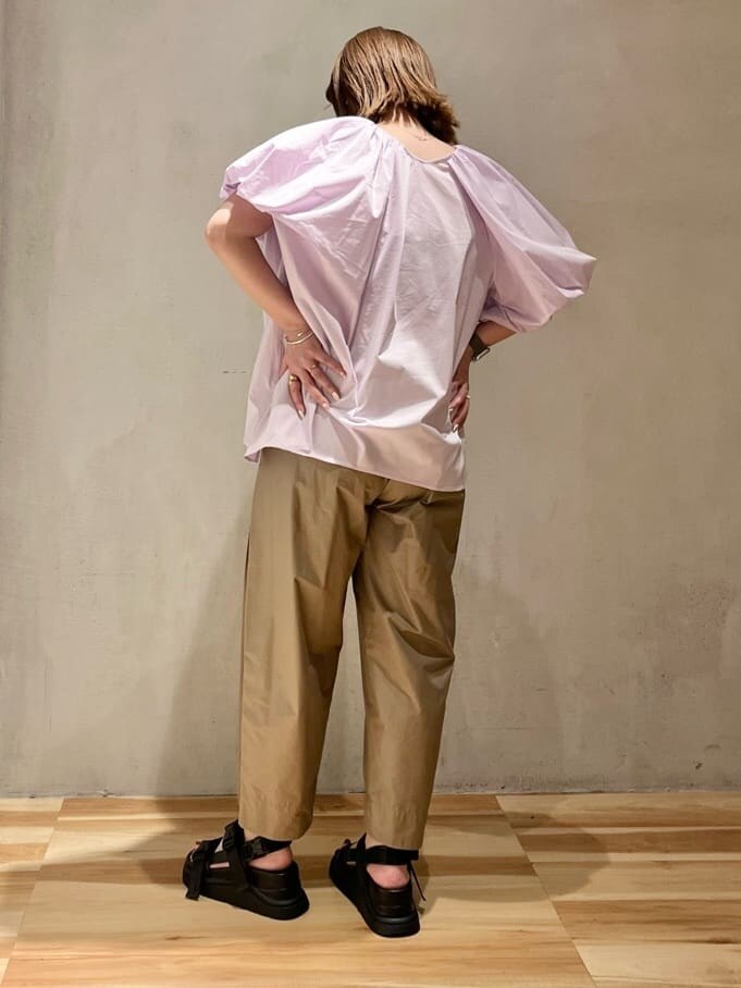 ベージュ系のその他パンツ、ブラック系のサンダル、パープル系のシャツ/ブラウスを着用したレディースの春コーディネートの3枚目の写真