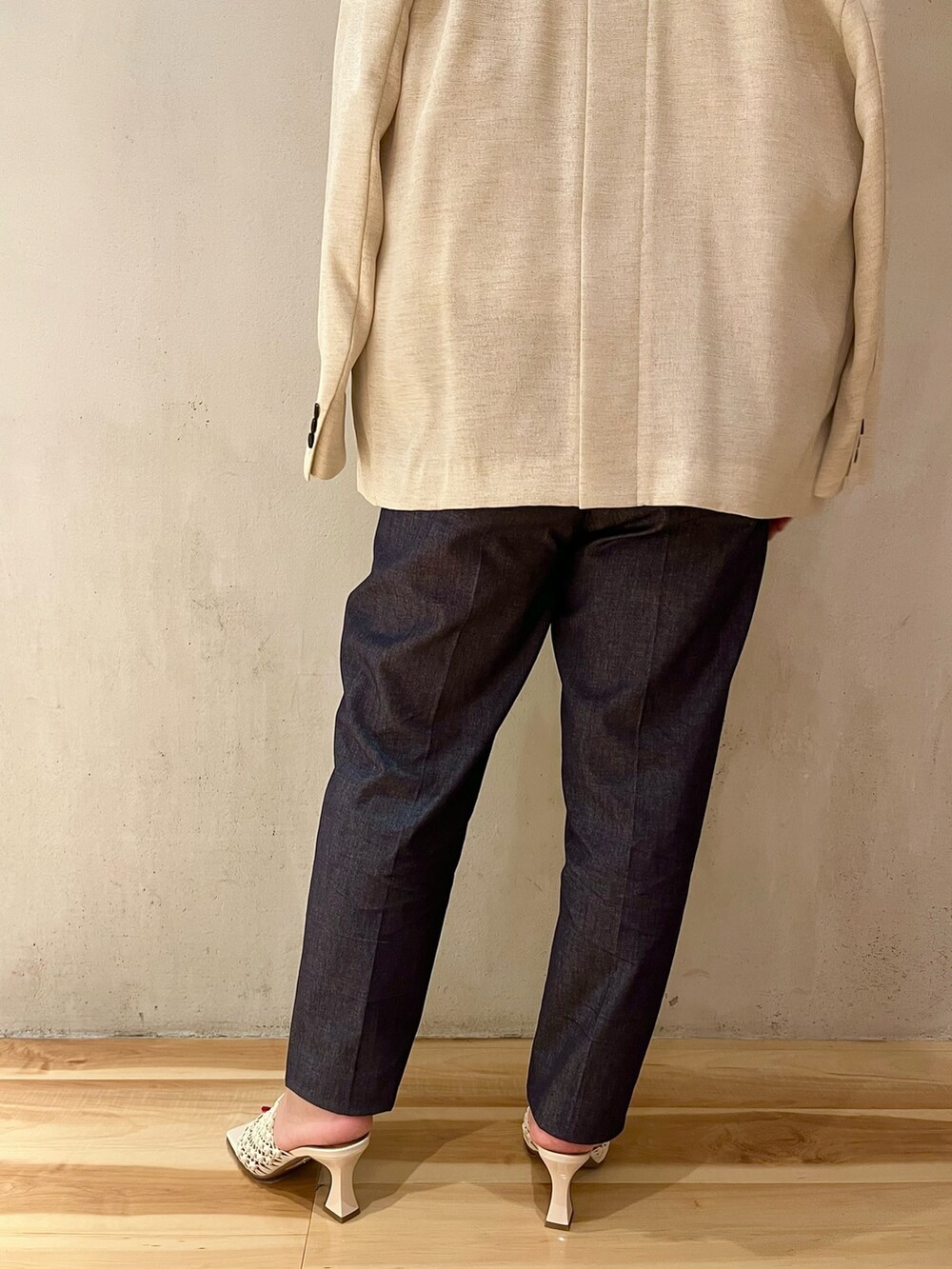 ホワイト系のサンダル、ホワイト系のTシャツ/カットソー、ブルー系のその他パンツを着用したレディースの春コーディネートの7枚目の写真