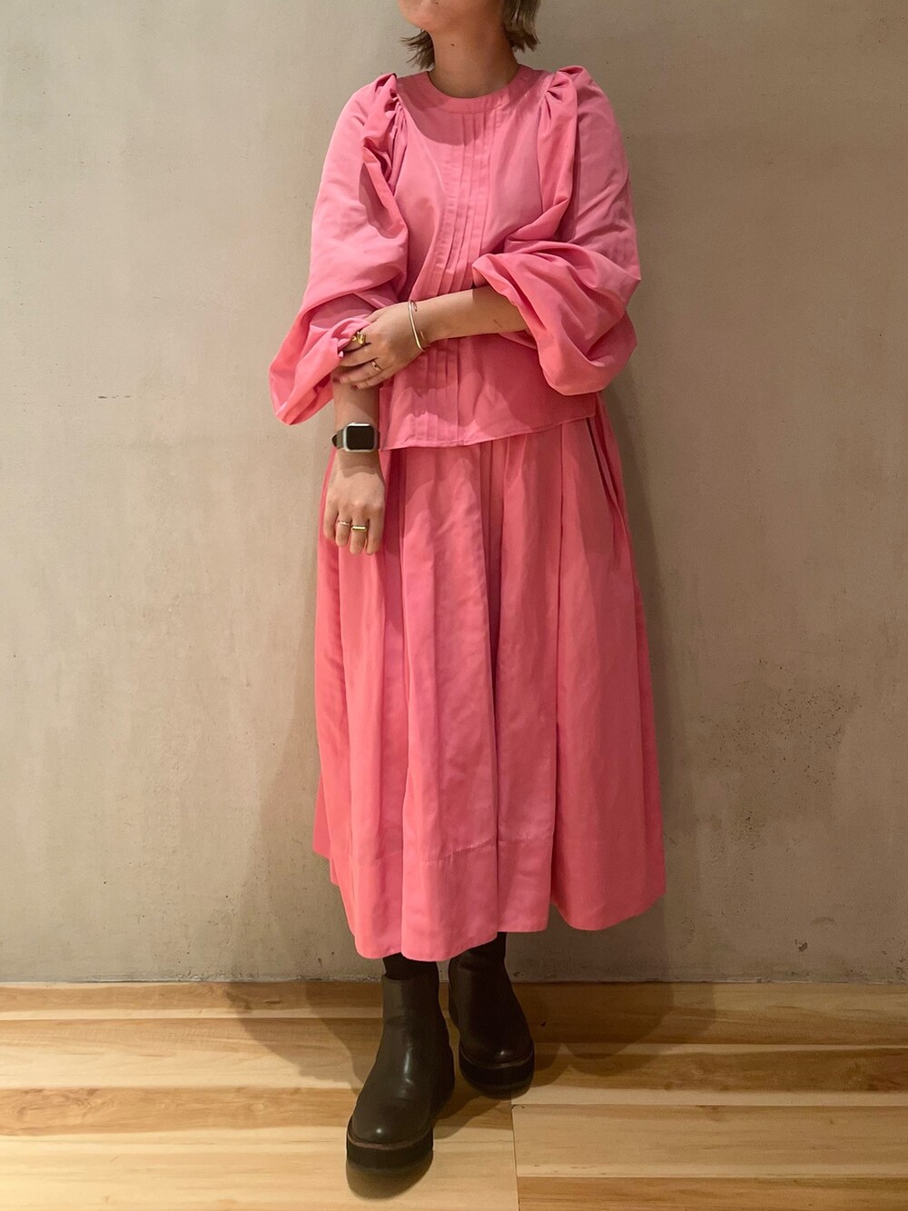 ブルー系のカーディガン/ボレロ、ピンク系のシャツ/ブラウス、ピンク系のスカートを着用したレディースの冬コーディネートの4枚目の写真