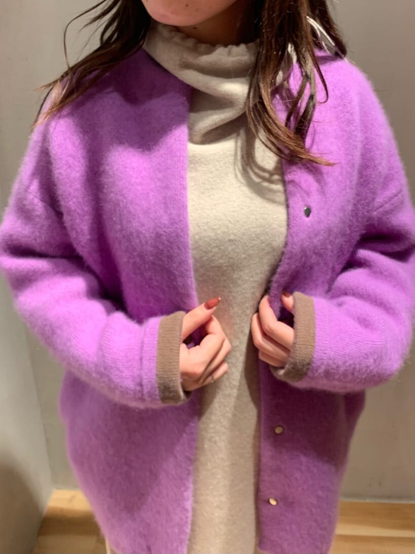 パープル系のカーディガン/ボレロ、ベージュ系のワンピースを着用したレディースの秋コーディネートの4枚目の写真