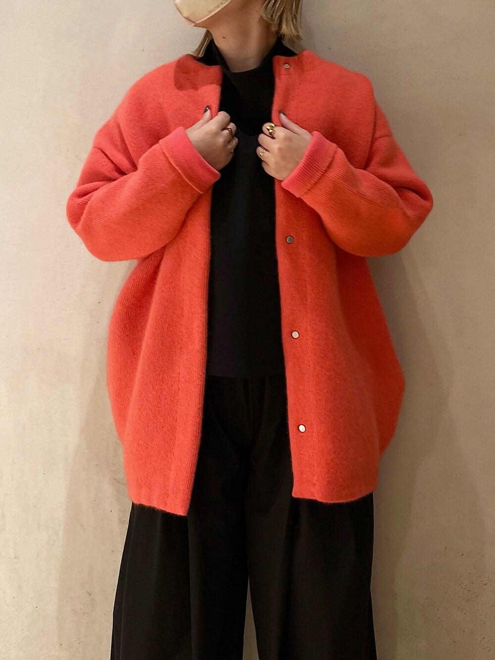 ピンク系のノーカラージャケット、ブラック系のTシャツ/カットソー、ブラック系のその他パンツを着用したレディースの夏コーディネートの5枚目の写真