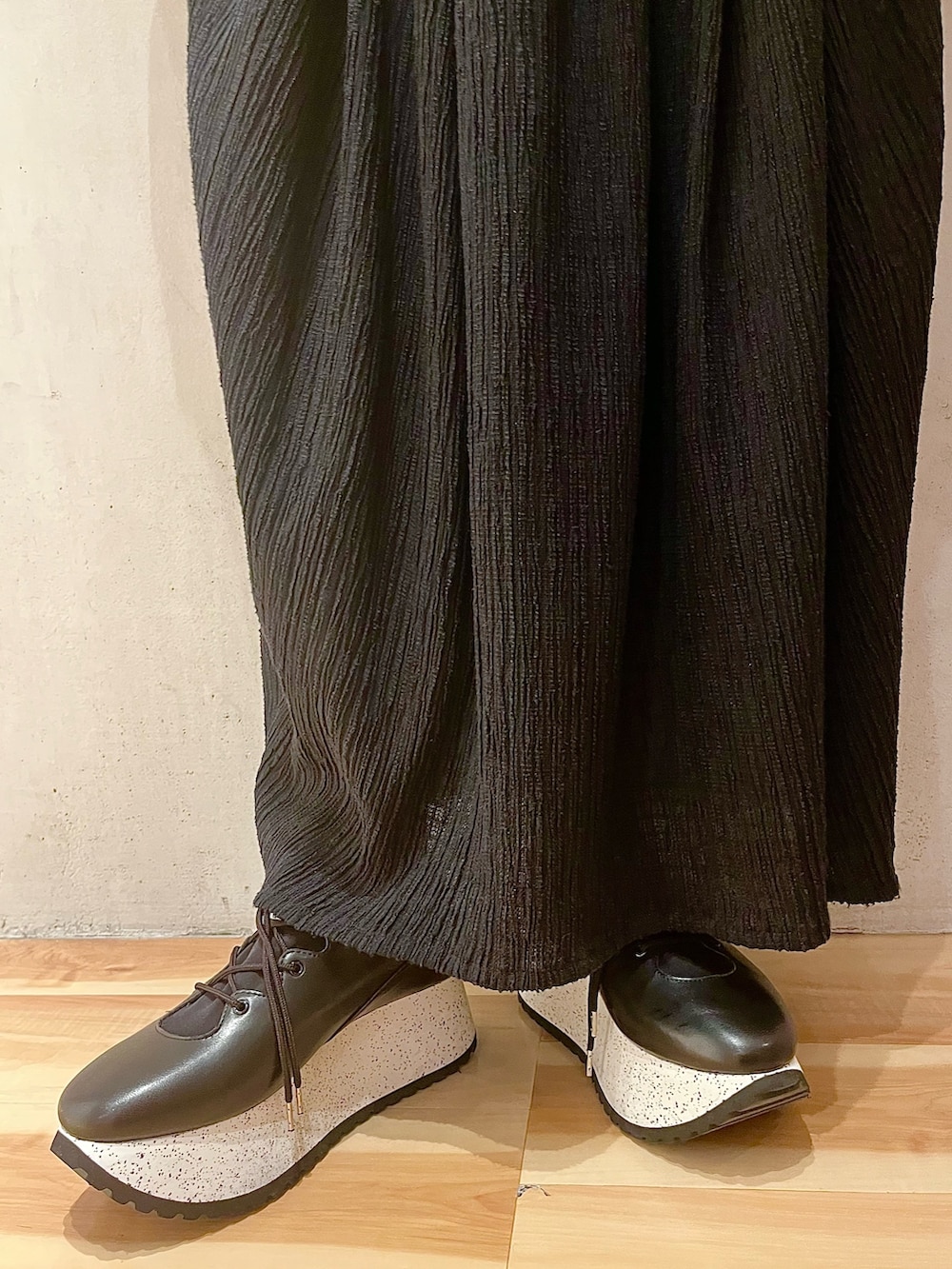 ブラック系のワンピース、ブラック系のスニーカーを着用したレディースの春コーディネートの8枚目の写真