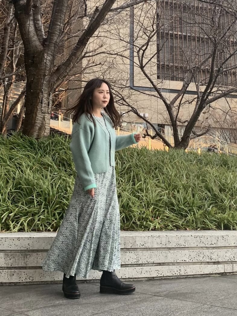 その他のワンピース、グリーン系のニット/セーターを着用したレディースの冬コーディネートの2枚目の写真