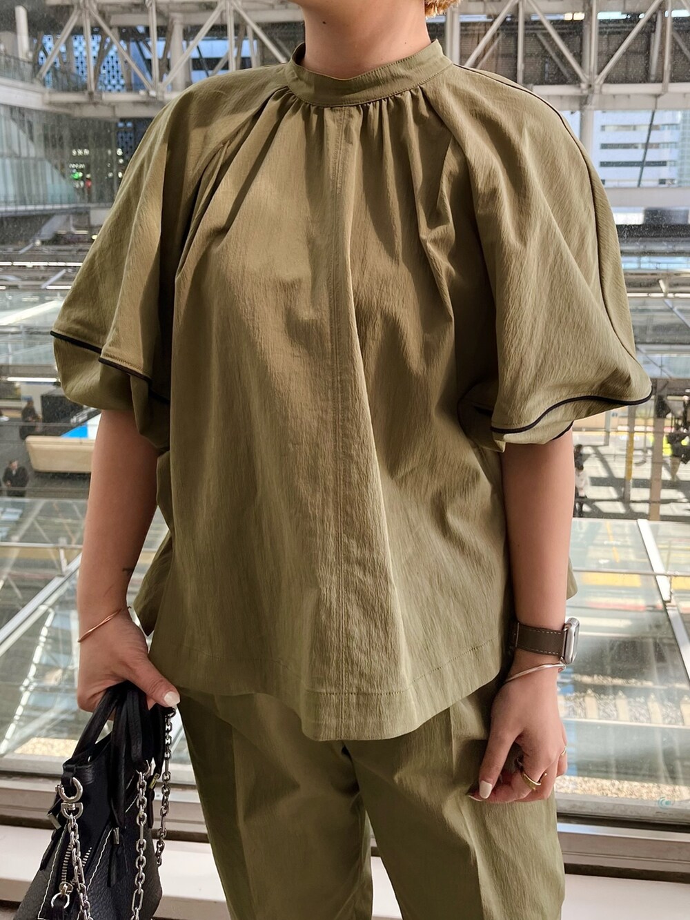 グリーン系のブルゾン、グリーン系のその他パンツ、その他のサンダルを着用したレディースの春コーディネートの4枚目の写真