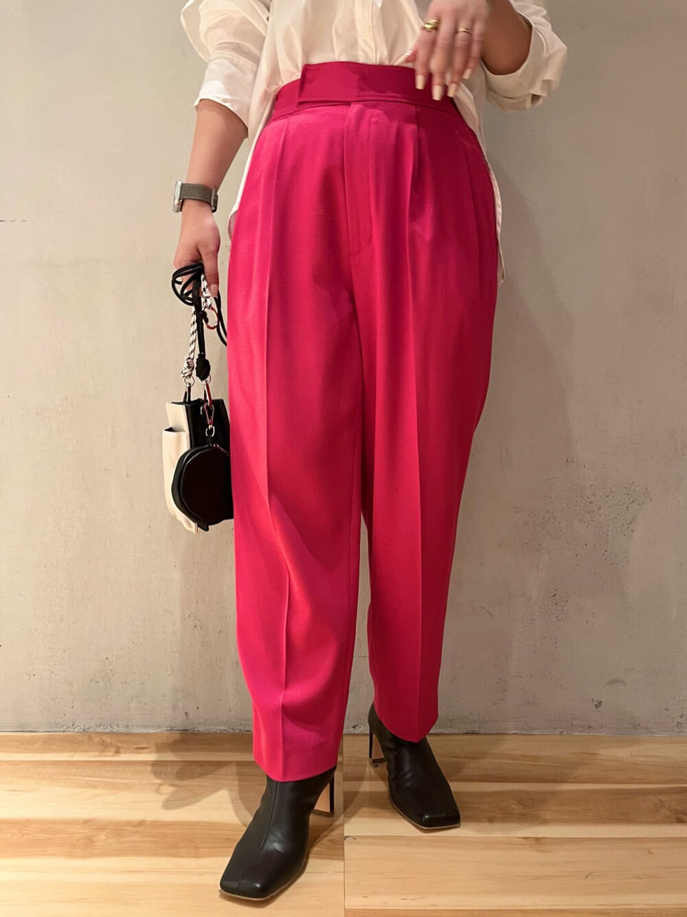 ホワイト系のショルダーバッグ、ブラック系のブーツ、ホワイト系のシャツ/ブラウスを着用したレディースの秋コーディネートの8枚目の写真