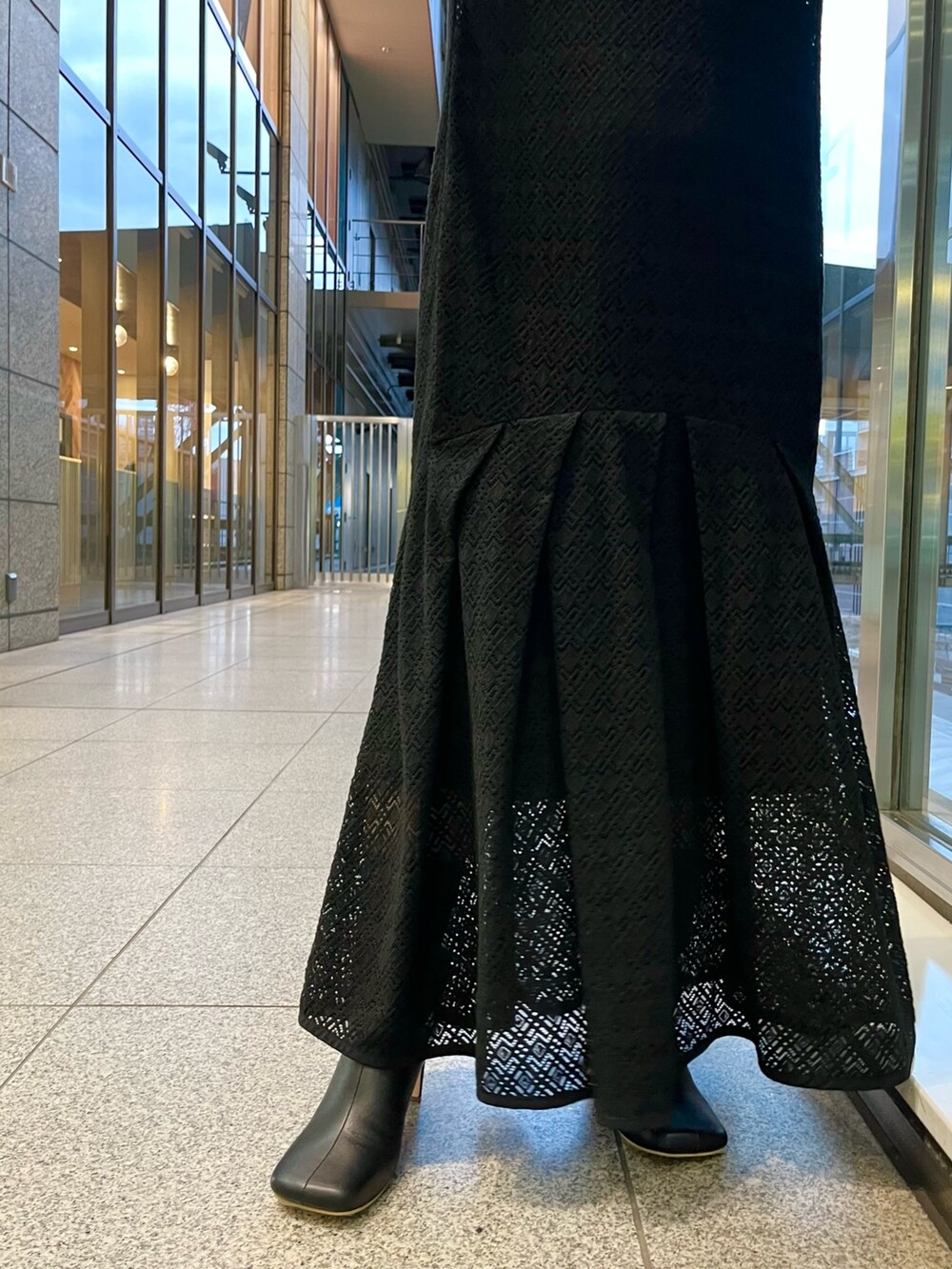 ブラック系のワンピース、ブラック系のブーツを着用したレディースの秋コーディネートの7枚目の写真