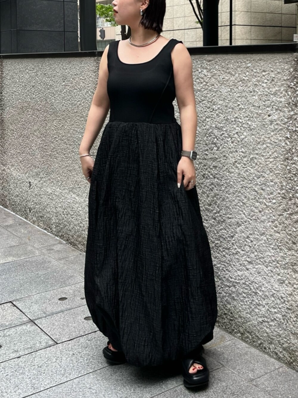 パープル系のカーディガン/ボレロ、ブラック系のサンダル、ブラック系のワンピースを着用したレディースの夏コーディネートの5枚目の写真