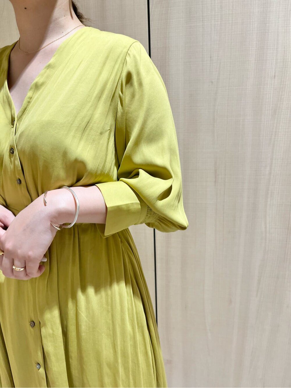 ブラック系のサンダル、イエロー系のワンピースを着用したレディースの春コーディネートの5枚目の写真