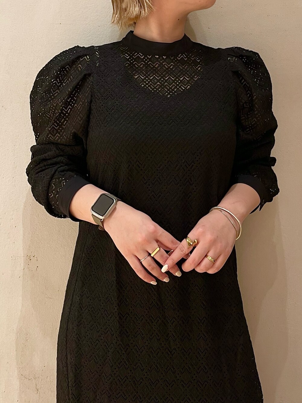 ベージュ系のブルゾン、ブラック系のスニーカー、ブラック系のワンピースを着用したレディースの春コーディネートの9枚目の写真