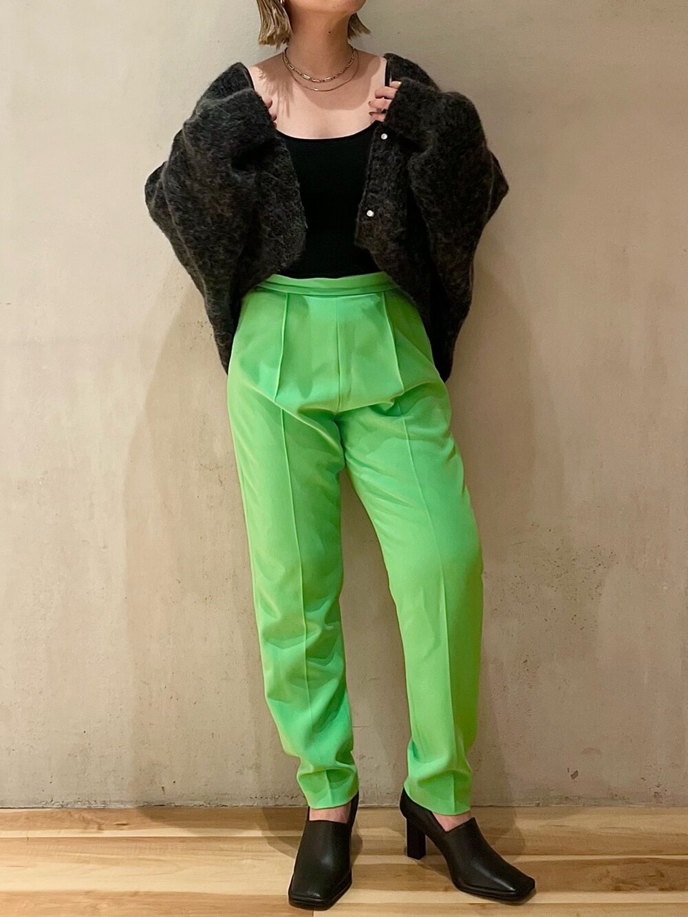 ベージュ系のその他アウター、グレー系のカーディガン/ボレロ、ブラック系のパンプスを着用したレディースの夏コーディネートの8枚目の写真