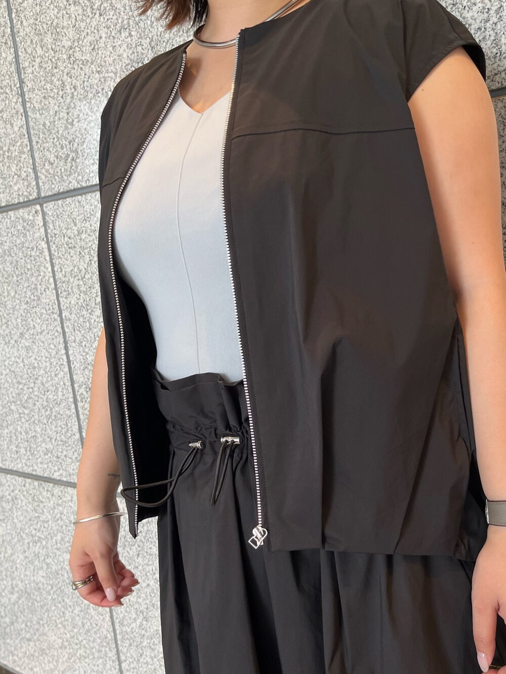 ブラック系のシャツ/ブラウス、グレー系のタンクトップ、ブラック系のスカートを着用したレディースの夏コーディネートの8枚目の写真