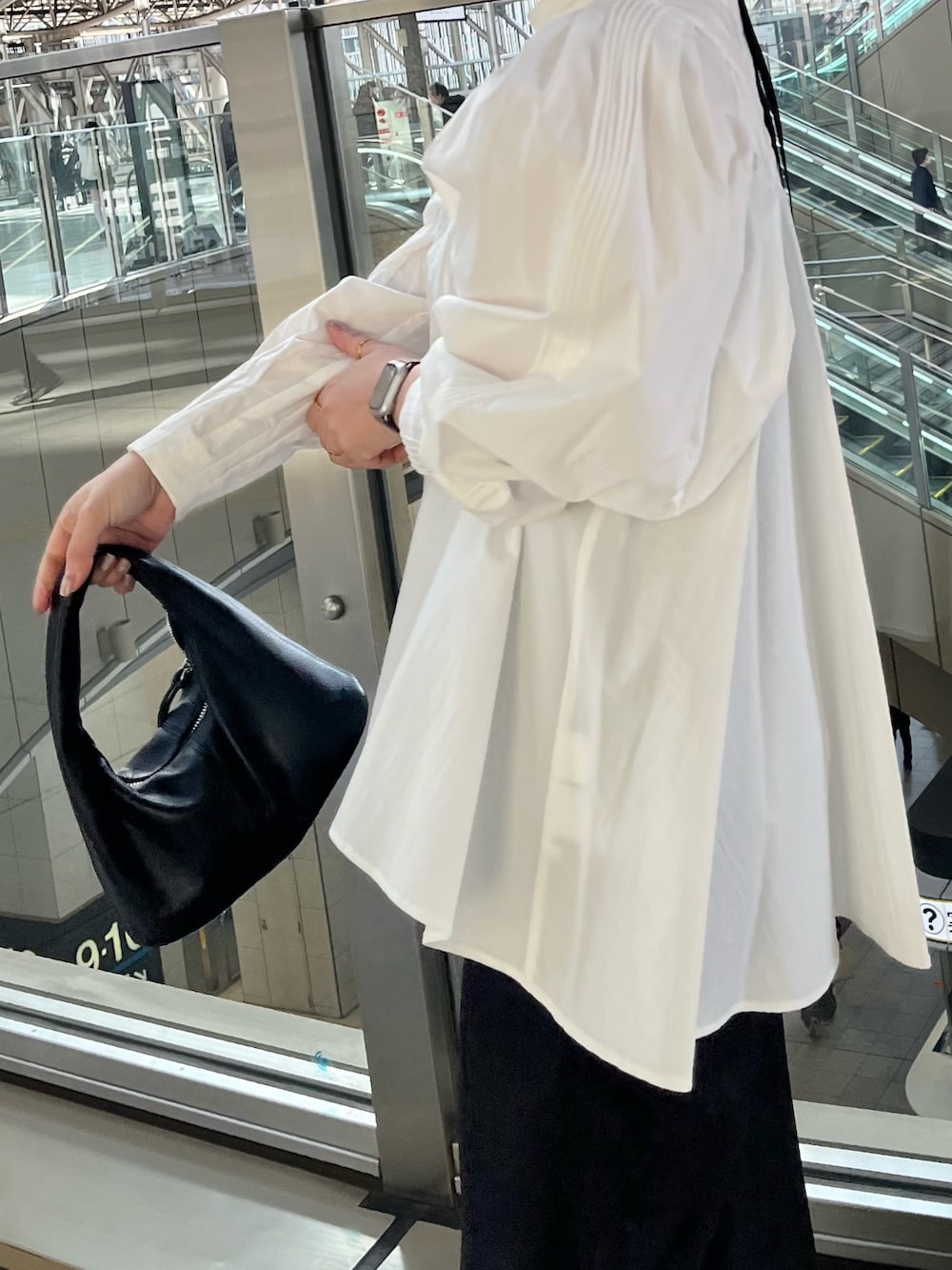 ブラック系のテーラードジャケット、ブラック系のスカート、ホワイト系のシャツ/ブラウスを着用したレディースの冬コーディネートの5枚目の写真