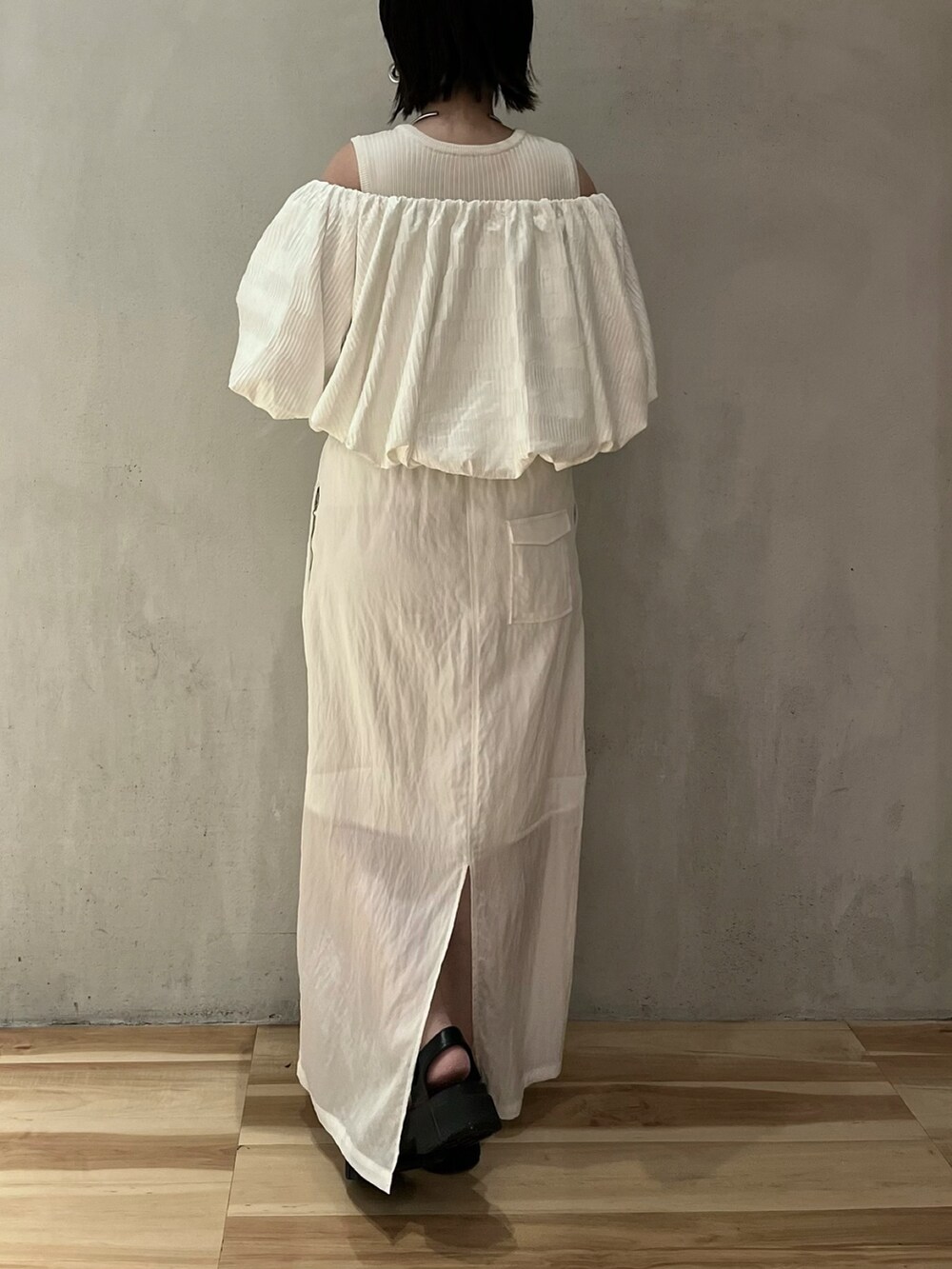 ホワイト系のシャツ/ブラウス、ホワイト系のスカートを着用したレディースの夏コーディネートの3枚目の写真