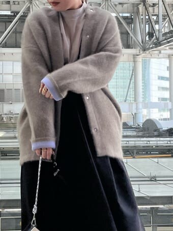 ブラック系のジャンパースカート、ホワイト系のショルダーバッグ、ベージュ系のシャツ/ブラウスを着用したレディースの夏コーディネートの7枚目の写真