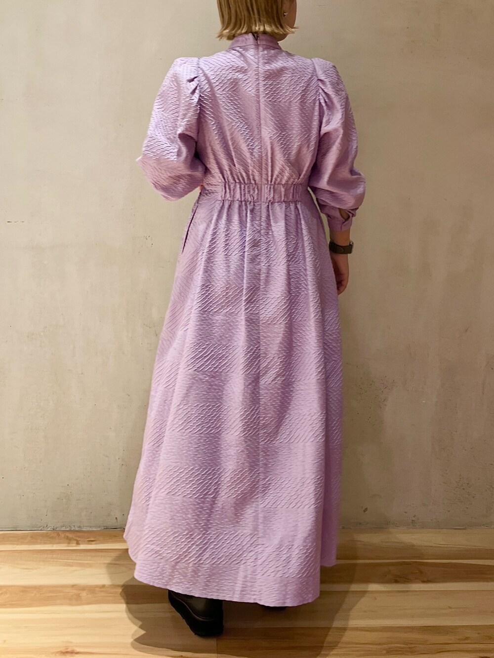 グリーン系のブルゾン、パープル系のワンピースを着用したレディースの春コーディネートの8枚目の写真