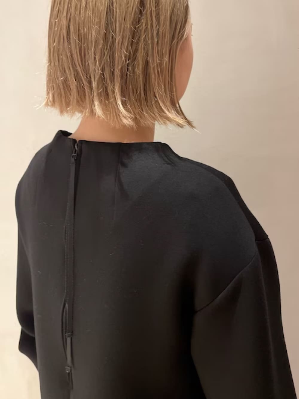 その他のワンピースを着用したレディースの秋コーディネートの6枚目の写真