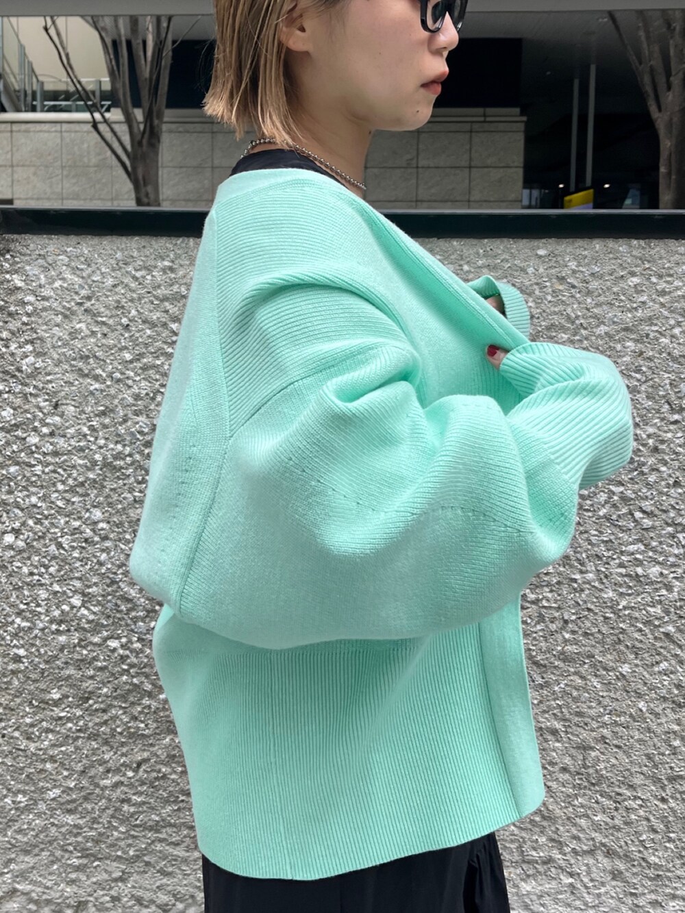 グリーン系のカーディガン/ボレロ、ブルー系のワンピース、シルバー系のトートバッグを着用したレディースの冬コーディネートの5枚目の写真