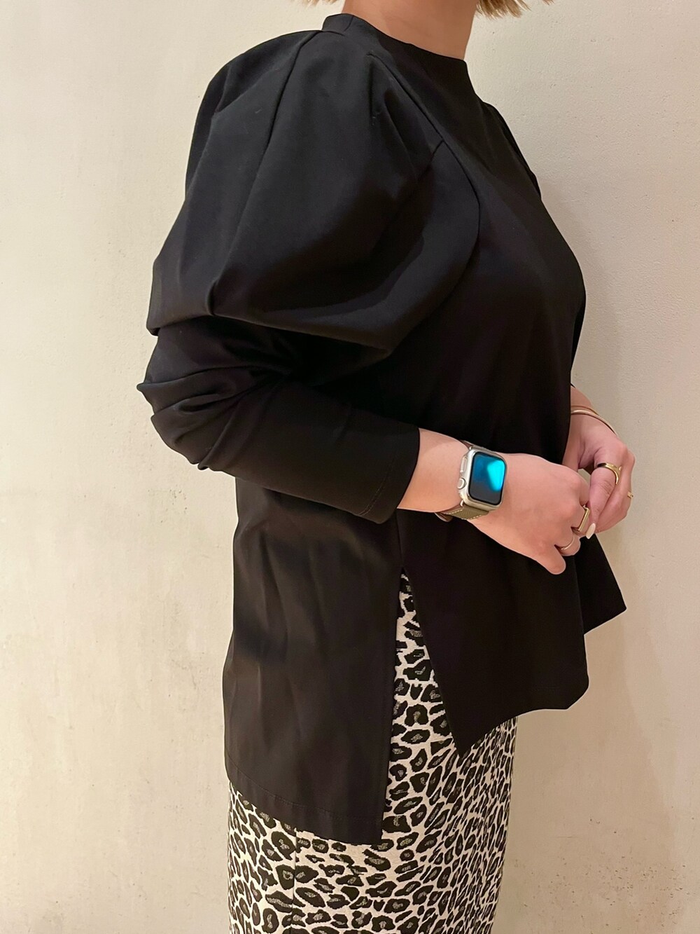 ブラック系のTシャツ/カットソー、ホワイト系のスカート、ブラック系のスニーカーを着用したレディースの春コーディネートの6枚目の写真