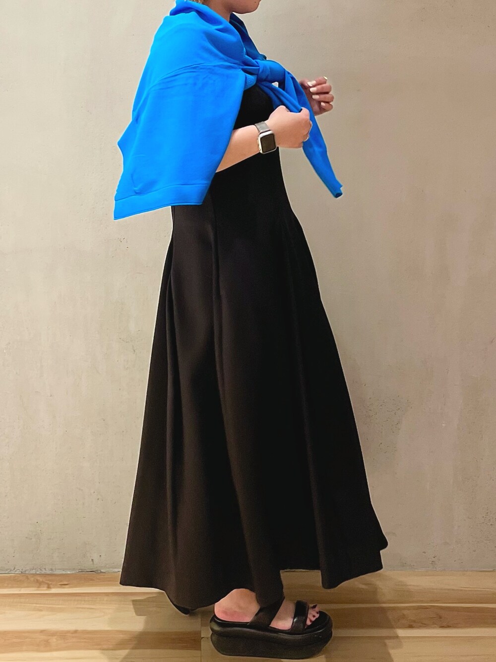 ブラック系のサンダル、ブラック系のワンピース、ブルー系のカーディガン/ボレロを着用したレディースの冬コーディネートの3枚目の写真