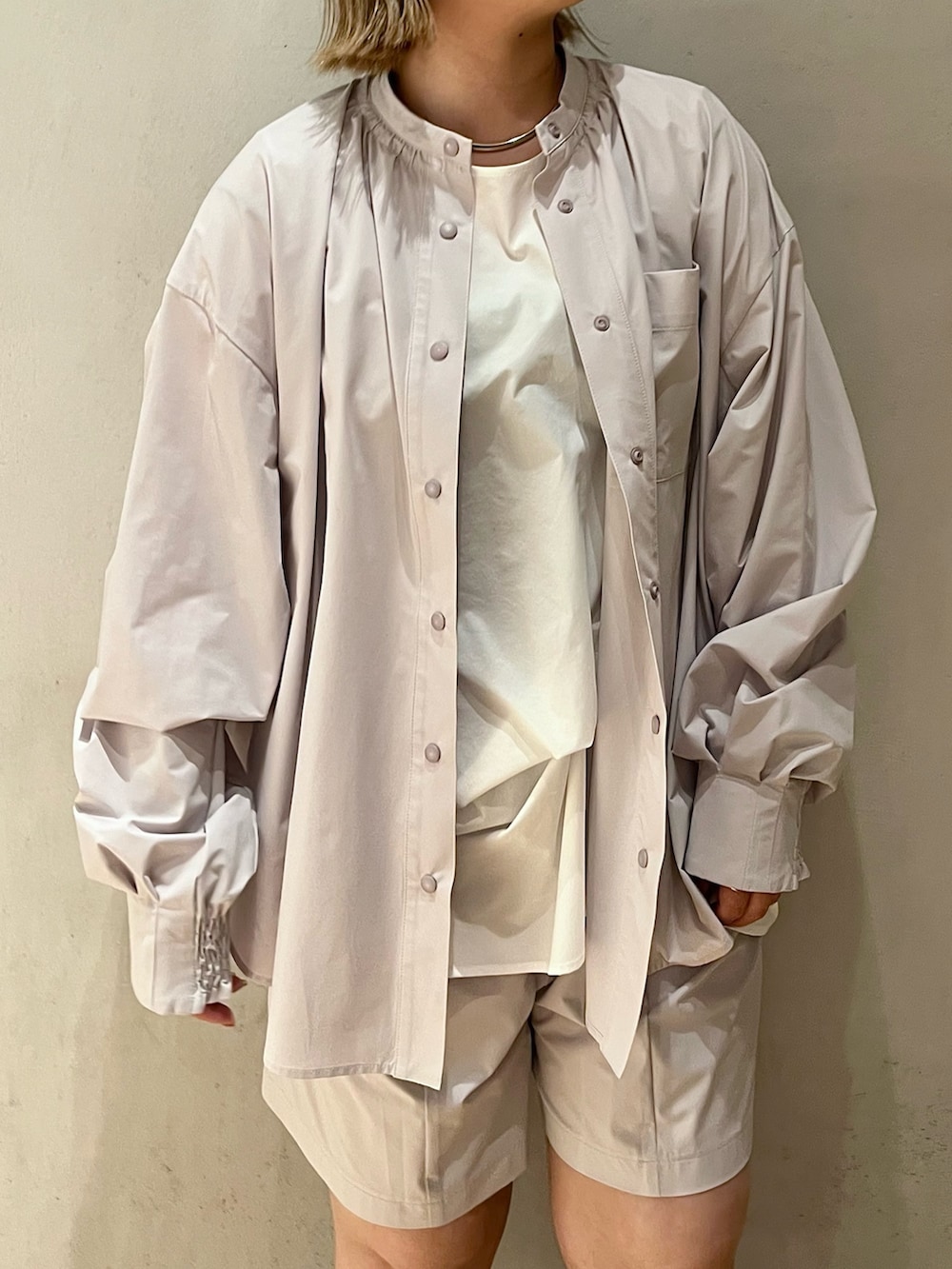 グレー系のシャツ/ブラウス、グレー系のその他パンツ、ホワイト系のシャツ/ブラウスを着用したレディースの冬コーディネートの4枚目の写真