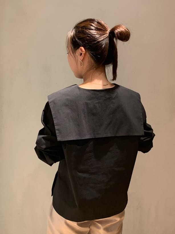 ホワイト系のその他パンツ、ブラック系のシャツ/ブラウス、ブラック系のブーツを着用したレディースの秋コーディネートの5枚目の写真