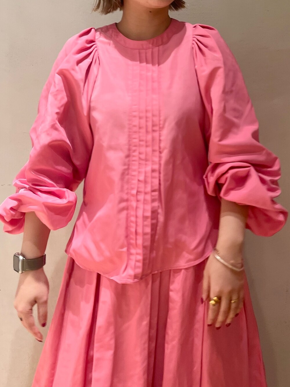 ブルー系のカーディガン/ボレロ、ピンク系のシャツ/ブラウス、ピンク系のスカートを着用したレディースの冬コーディネートの5枚目の写真