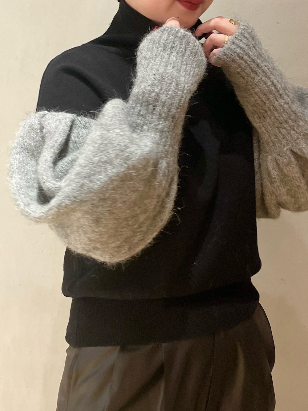 その他のニット/セーター、ブラック系のブーツ、ブラック系のその他パンツを着用したレディースの秋コーディネートの7枚目の写真