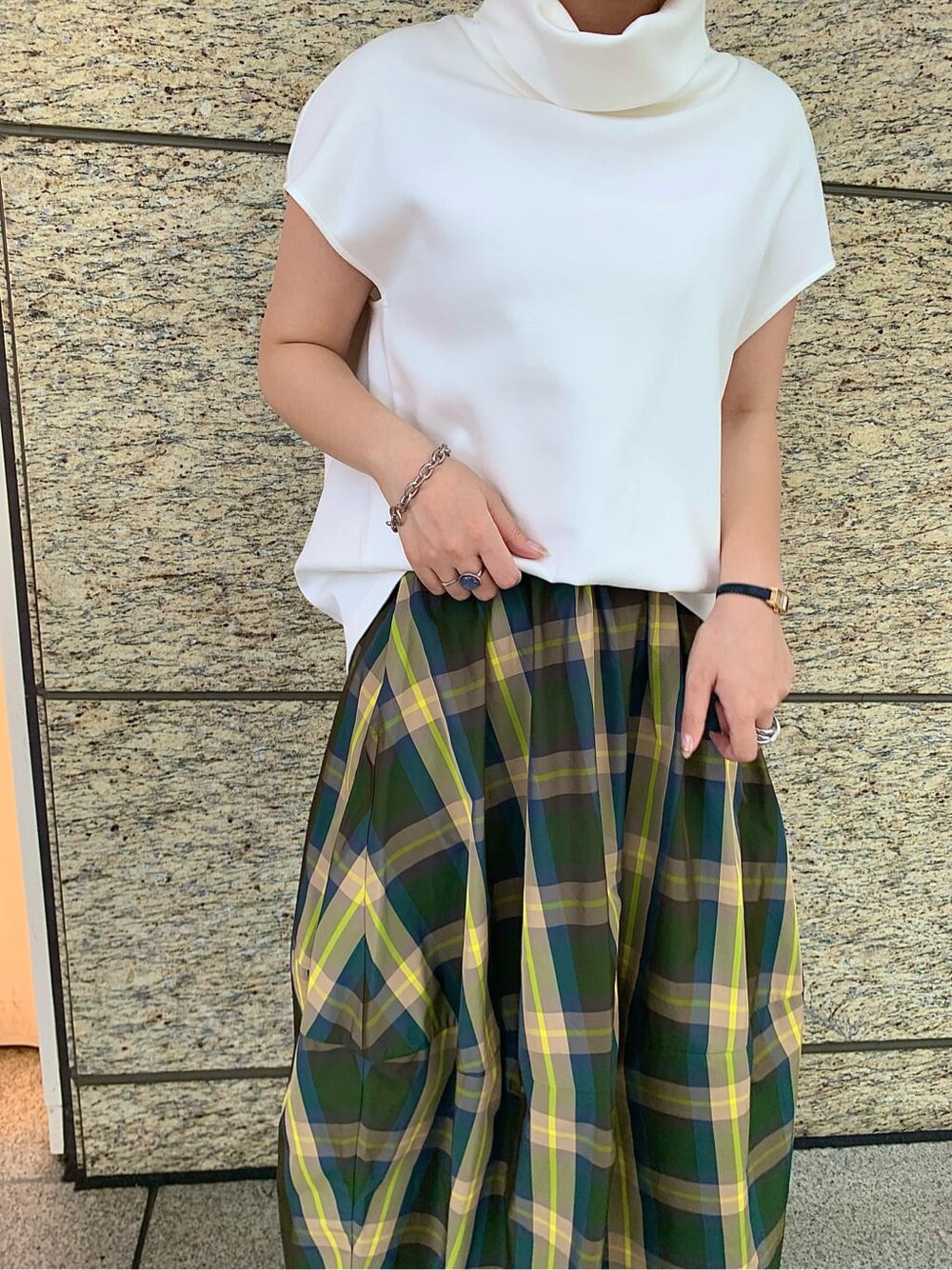 ホワイト系のサンダル、その他のスカート、ホワイト系のTシャツ/カットソーを着用したレディースの夏コーディネートの4枚目の写真