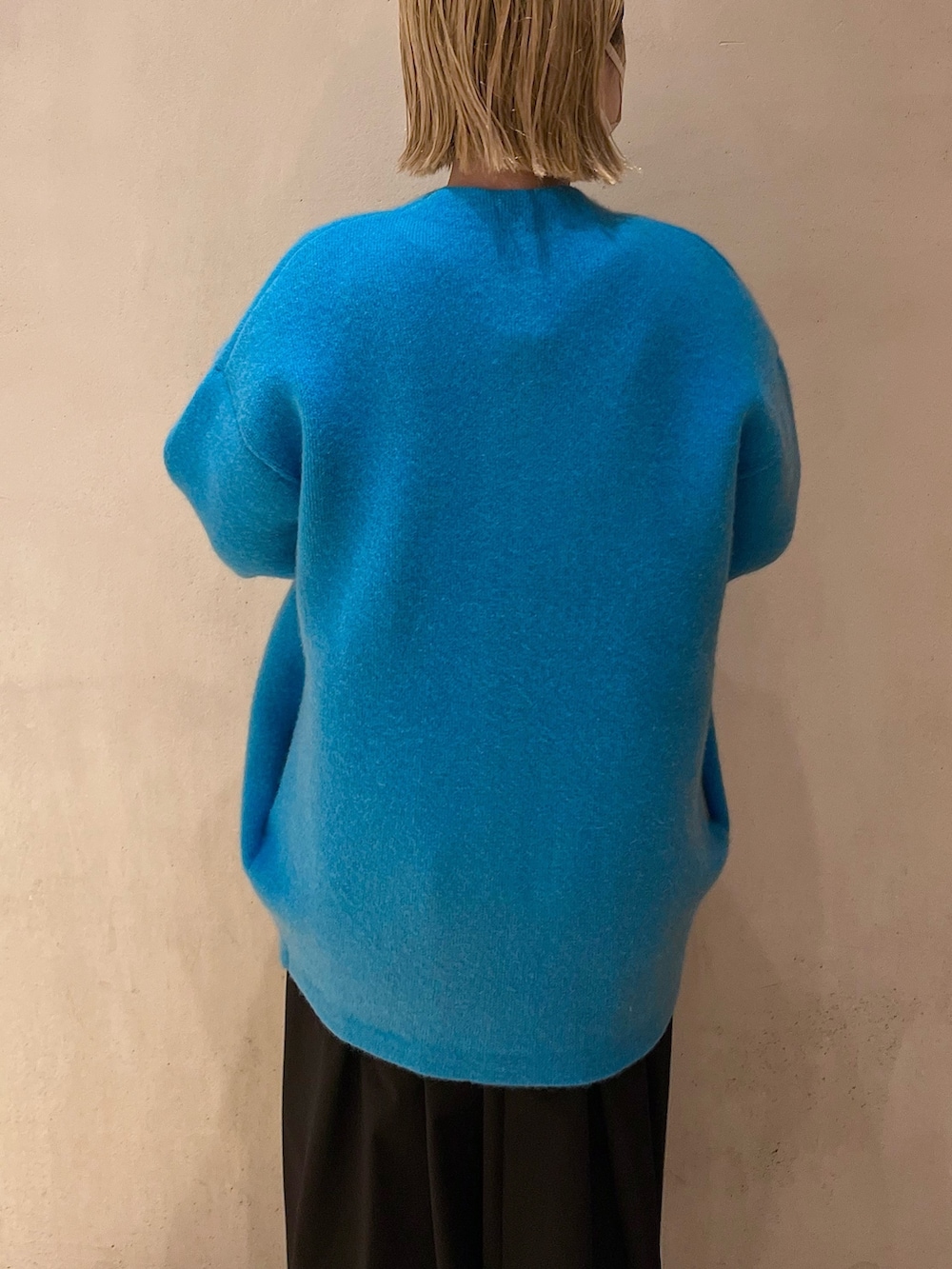 ブルー系のノーカラージャケット、ブラック系のワンピース、ブラック系のスニーカーを着用したレディースの夏コーディネートの9枚目の写真