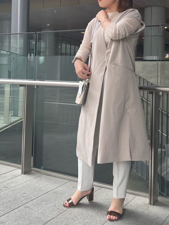ベージュ系のショルダーバッグ、グレー系のノーカラージャケット、グレー系のその他パンツを着用したレディースの夏コーディネートの4枚目の写真