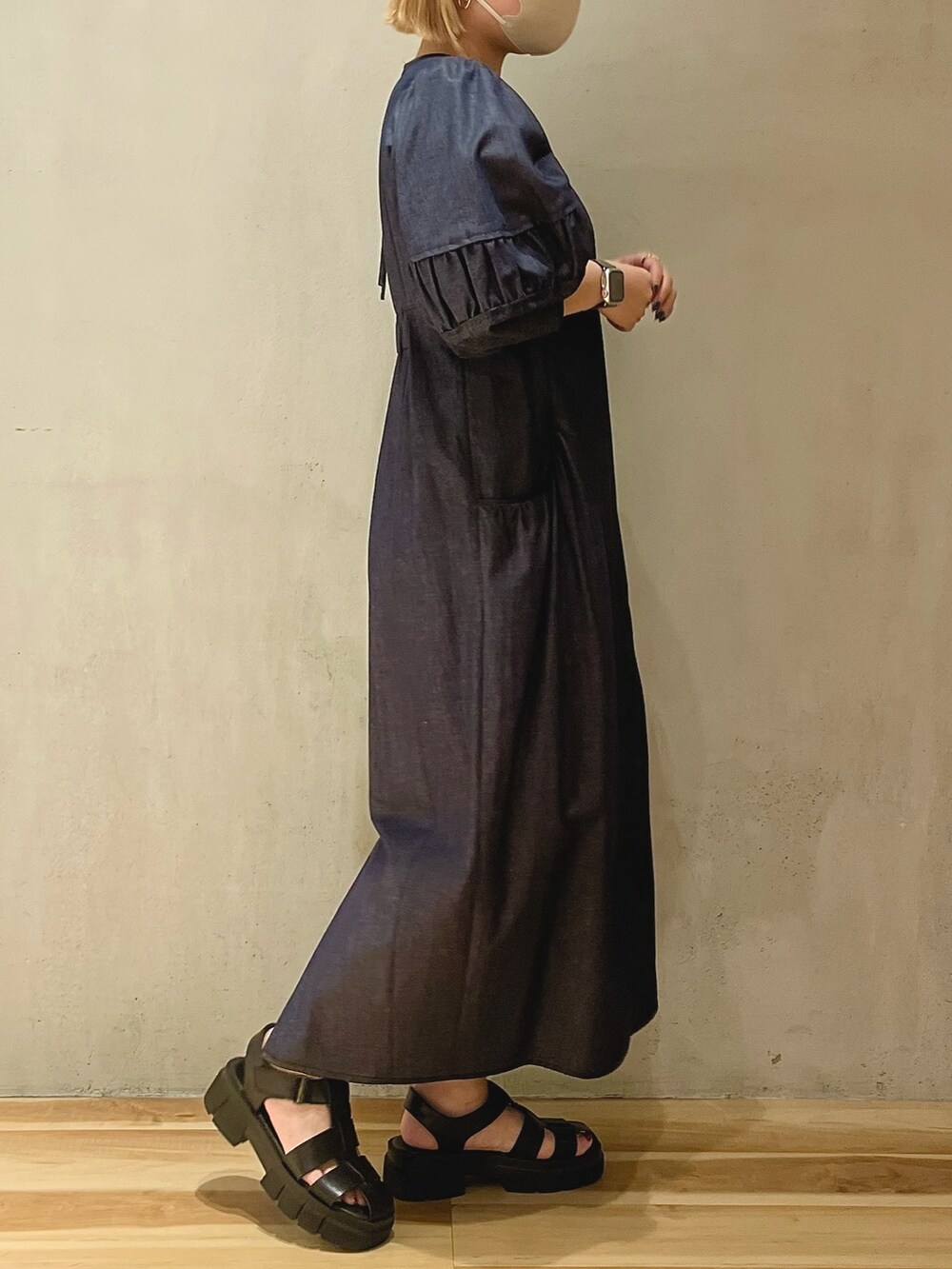 ブルー系のワンピースを着用したレディースの春コーディネートの2枚目の写真