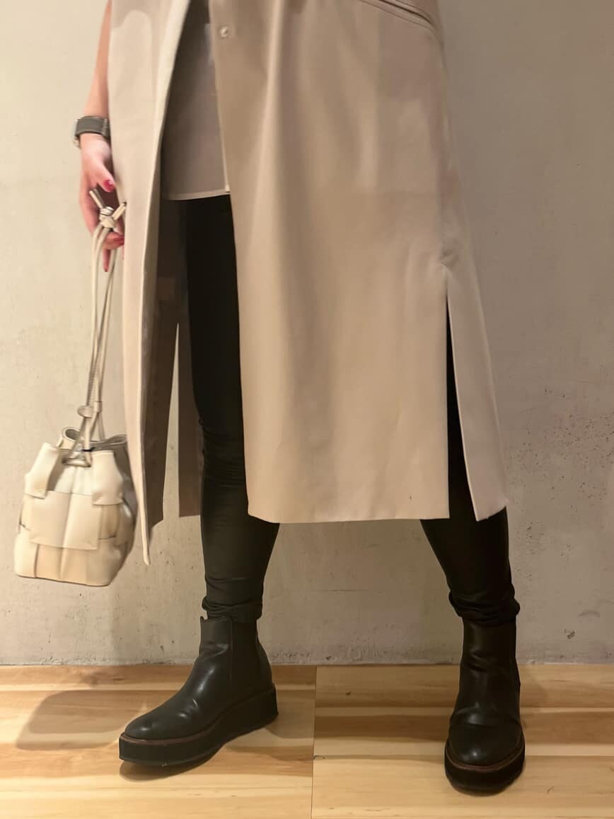 グレー系のノーカラージャケット、ブラック系のその他パンツ、ホワイト系のシャツ/ブラウスを着用したレディースの秋コーディネートの8枚目の写真