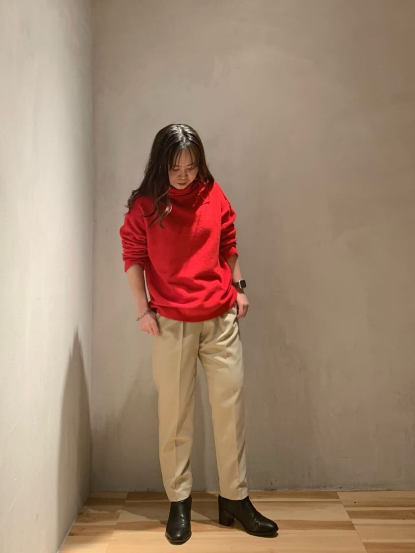ブラウン系のその他パンツ、レッド系のニット/セーターを着用したレディースの冬コーディネートの2枚目の写真