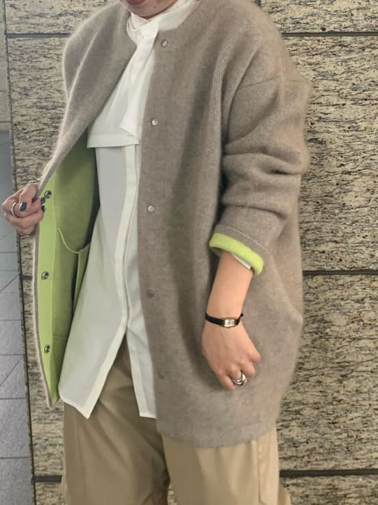 ホワイト系のシャツ/ブラウス、ベージュ系のその他パンツ、ブラウン系のカーディガン/ボレロを着用したレディースの夏コーディネートの3枚目の写真