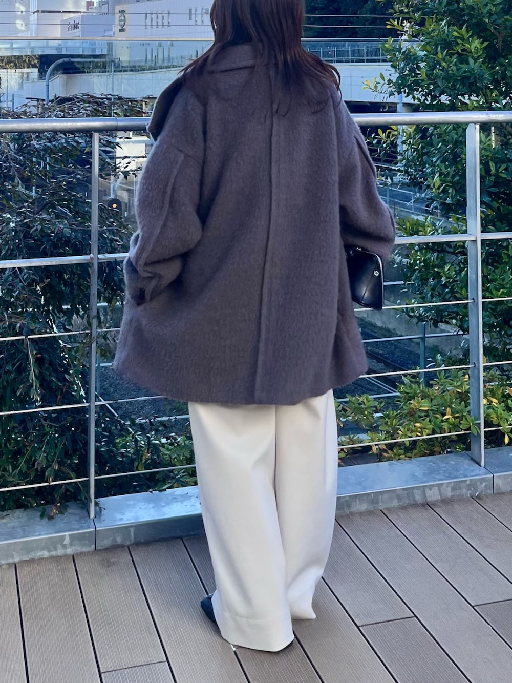 グレー系のその他アウター、ブラウン系のニット/セーター、ホワイト系のその他パンツを着用したレディースの冬コーディネートの3枚目の写真