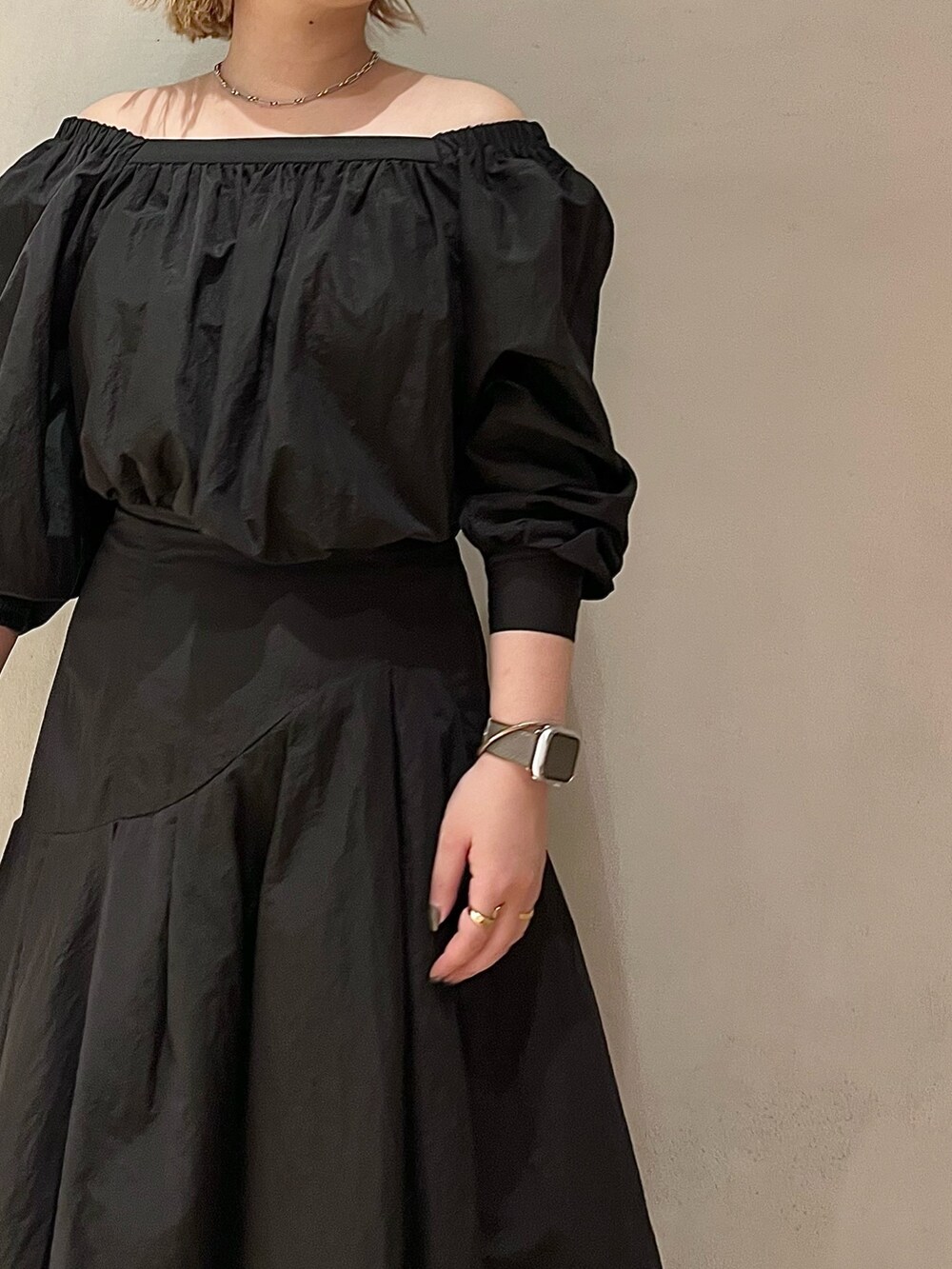 ブラック系のシャツ/ブラウス、ブラック系のスカート、ブラック系のブーツを着用したレディースの秋コーディネートの7枚目の写真