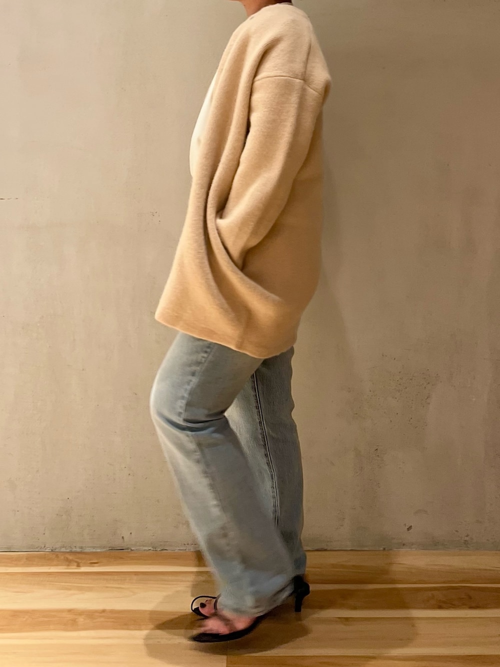 ベージュ系のノーカラージャケット、ホワイト系のTシャツ/カットソーを着用したレディースの夏コーディネートの2枚目の写真