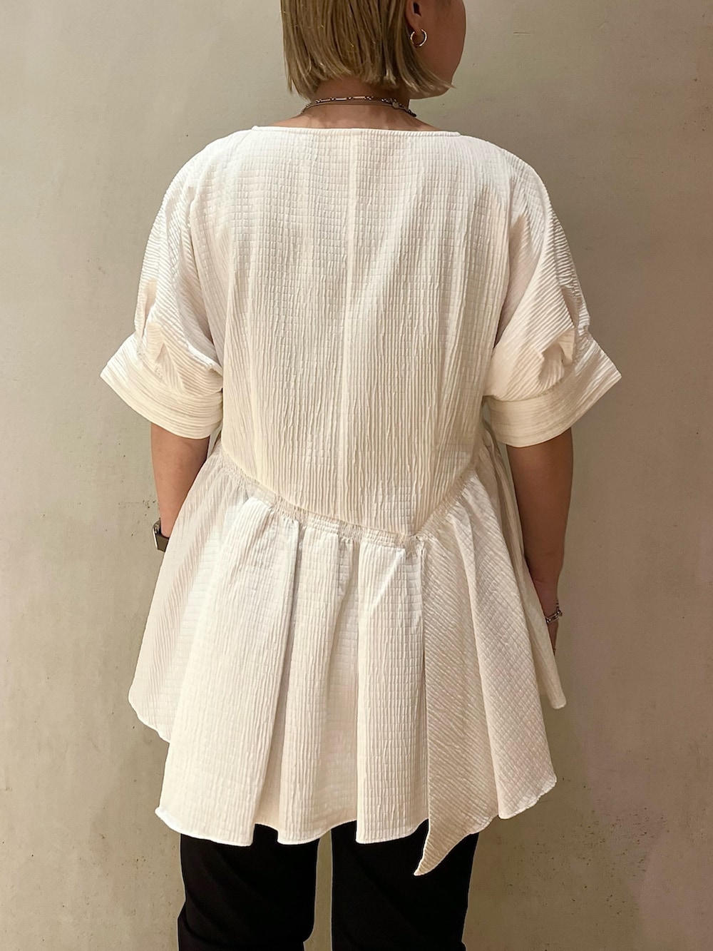 ブラック系のノーカラーコート、ホワイト系のシャツ/ブラウス、ブラック系のスラックスを着用したレディースの夏コーディネートの8枚目の写真