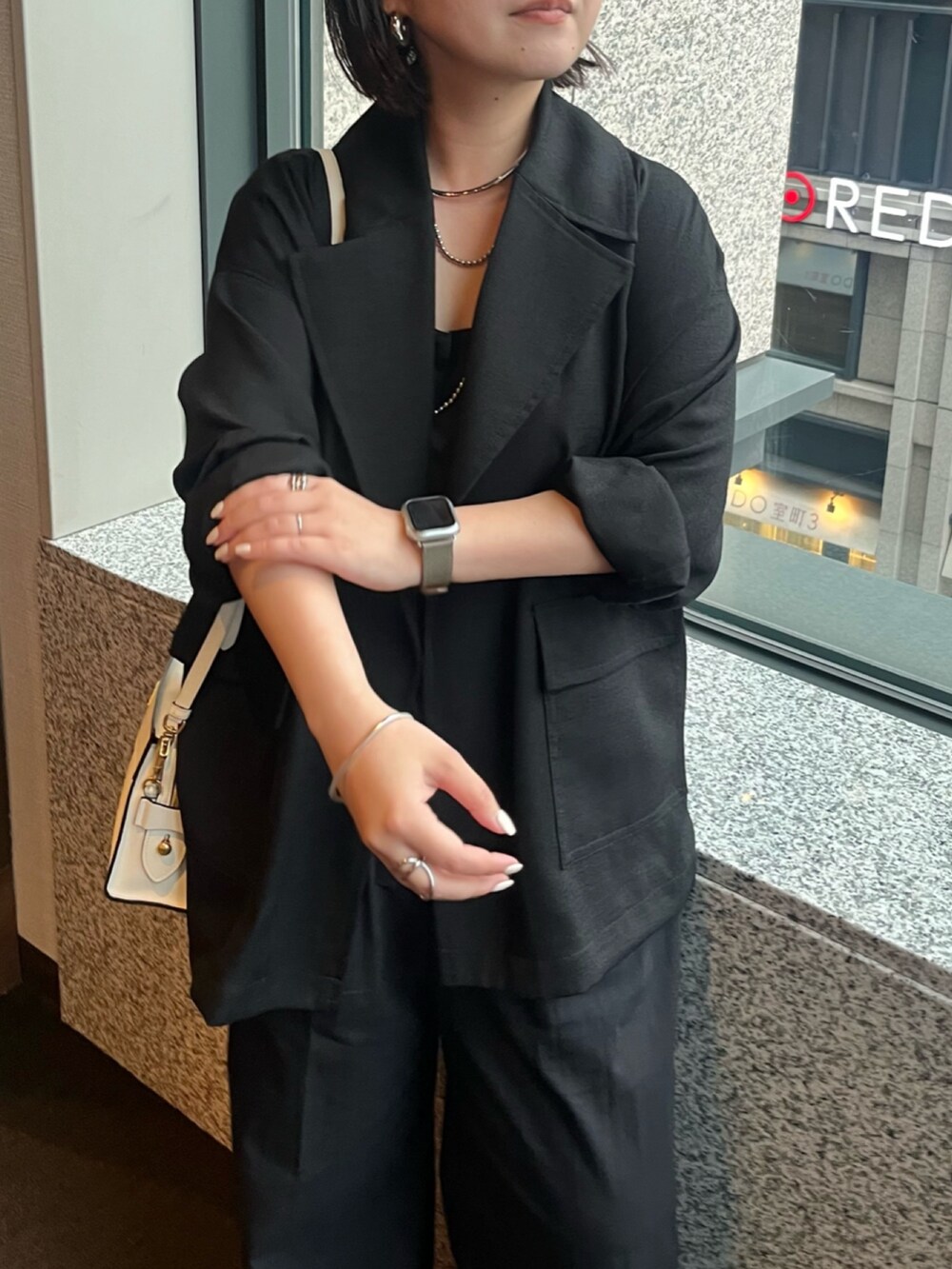 ブラック系のテーラードジャケット、ブラック系のその他パンツを着用したレディースの夏コーディネートの7枚目の写真