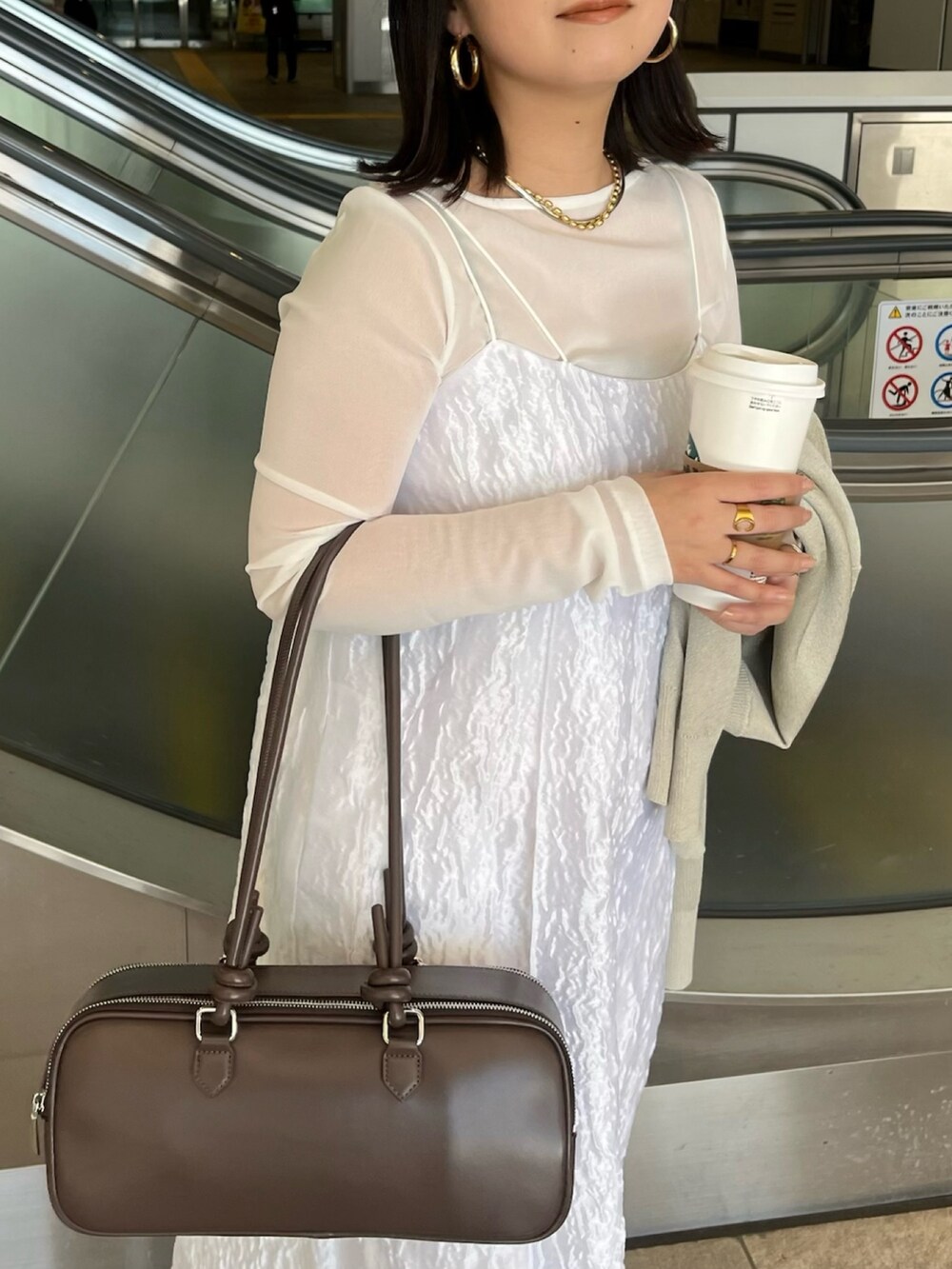 ホワイト系のTシャツ/カットソー、ホワイト系のワンピース、ホワイト系のブーツを着用したレディースの冬コーディネートの7枚目の写真