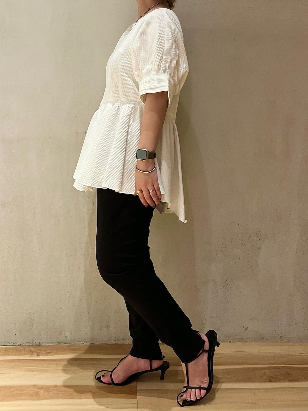 ブラック系のノーカラーコート、ホワイト系のシャツ/ブラウス、ブラック系のスラックスを着用したレディースの夏コーディネートの6枚目の写真