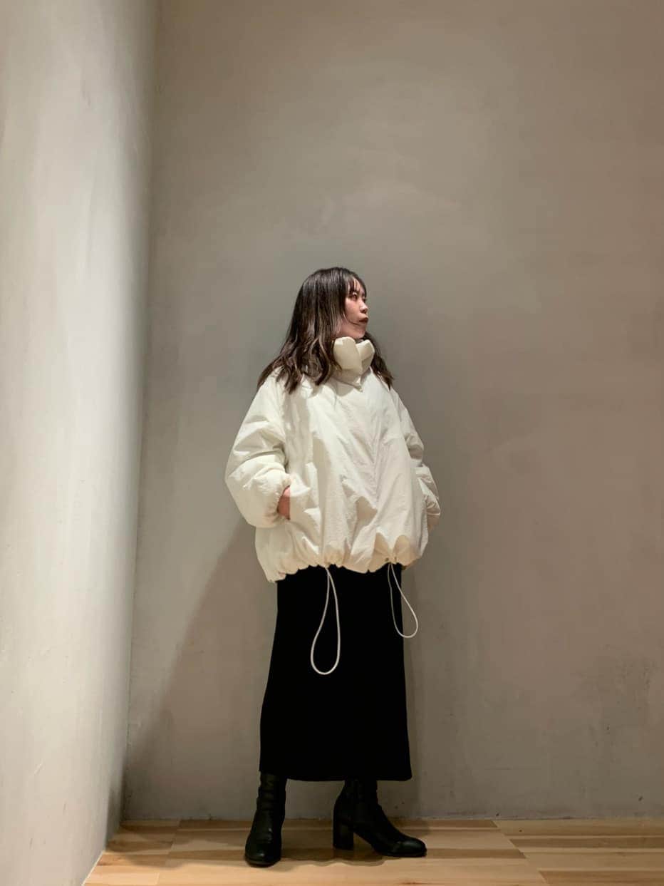 ブラック系のワンピース、ホワイト系のその他アウターを着用したレディースの秋コーディネートの3枚目の写真