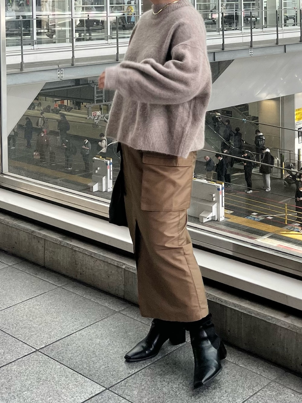 ベージュ系のニット/セーター、ブラウン系のスカートを着用したレディースの秋コーディネートの2枚目の写真