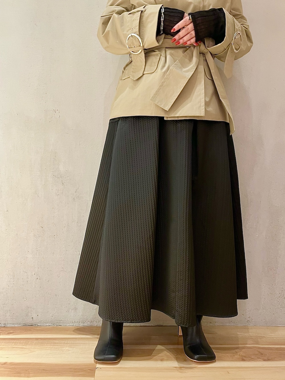 ベージュ系のノーカラージャケット、ブラック系のニット/セーター、ブラック系のスカートを着用したレディースの秋コーディネートの7枚目の写真