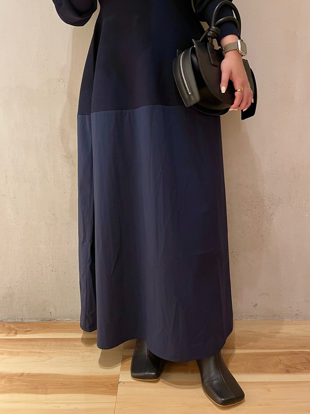 ブルー系のワンピース、ブラック系のハンドバッグ、ブラック系のブーツを着用したレディースの夏コーディネートの6枚目の写真