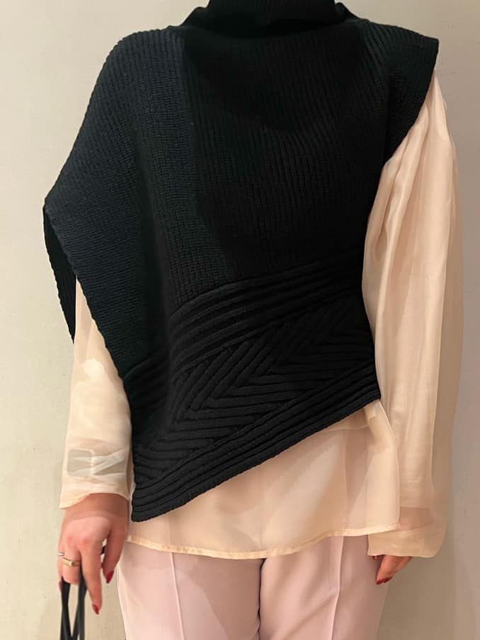 ブラック系のブーツ、ベージュ系のニット/セーター、ブラック系のワンピースを着用したレディースの秋コーディネートの8枚目の写真