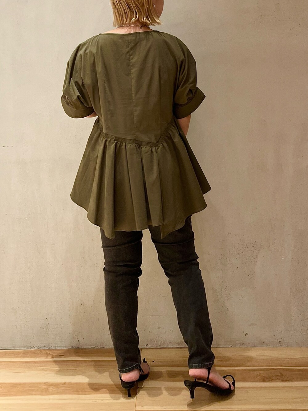 グリーン系のシャツ/ブラウス、ベージュ系のショルダーバッグ、グレー系のデニムパンツを着用したレディースの夏コーディネートの2枚目の写真