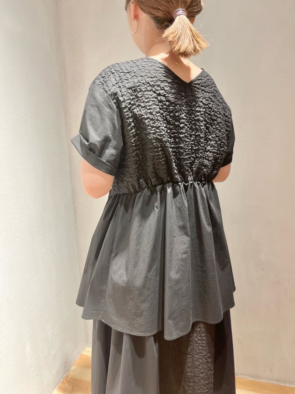 パープル系のサンダル、ブラック系のシャツ/ブラウス、ブラック系のスカートを着用したレディースの春コーディネートの4枚目の写真