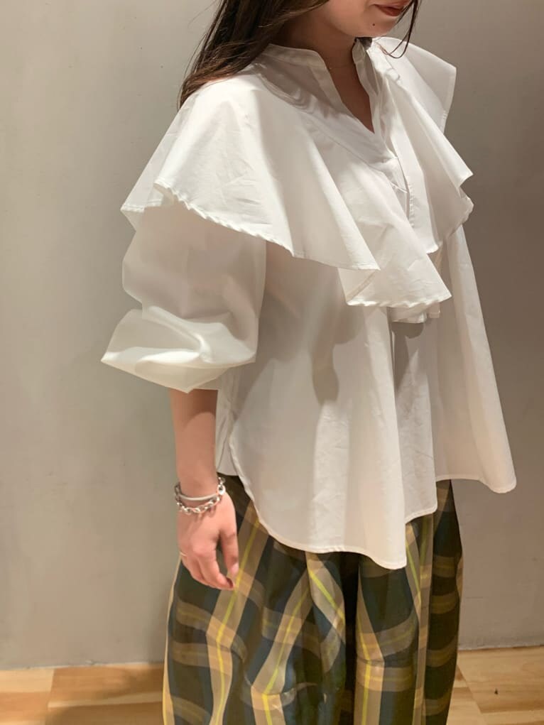 その他のスカート、ホワイト系のシャツ/ブラウスを着用したレディースの秋コーディネートの4枚目の写真